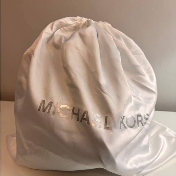 Michael Kors lady’s hand bag with the original dust cover - Picture 3 of 7